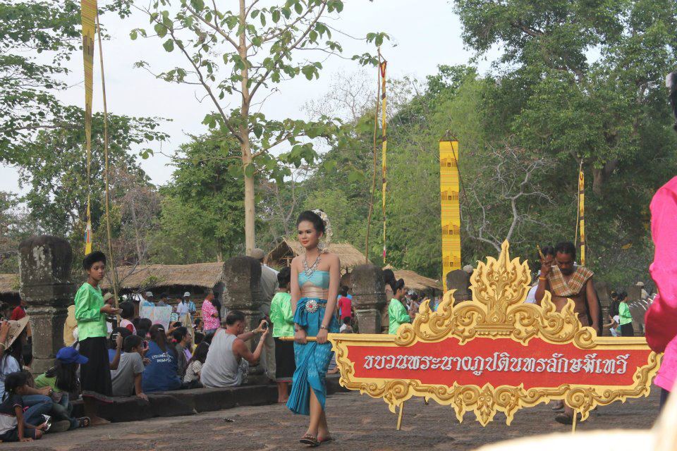 เก็บภาพงานขึ้นเขาพนมรุ้งมาฝากค่ะ :