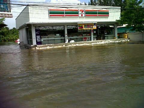 แหมแบบนี้จะให้ไม่ฮาได้ไงช่วงน้ำท่วมเนี่ย : หิวเมื่อไหร่ก็พายมา 7elevenา