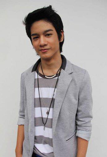 วิคเตอร์ กฤชพล จารุศักดิ์ พระเอกตอนเด็กในละคร ปิ่นอนงค์ : 