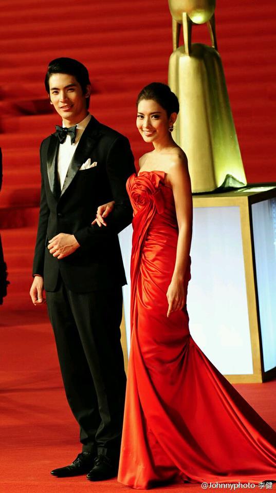 แอฟ ทักษอร สน ยุกต์ ตัวแทนจากประเทศไทย เดินพรมแดง Shanghai International Film Festival ครั้งที่ 15 : 