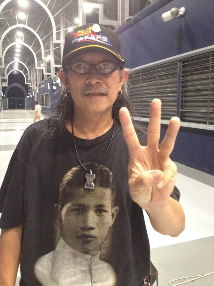 ดารากับเสื้อฟุตบอลบุรีรัมย์ :