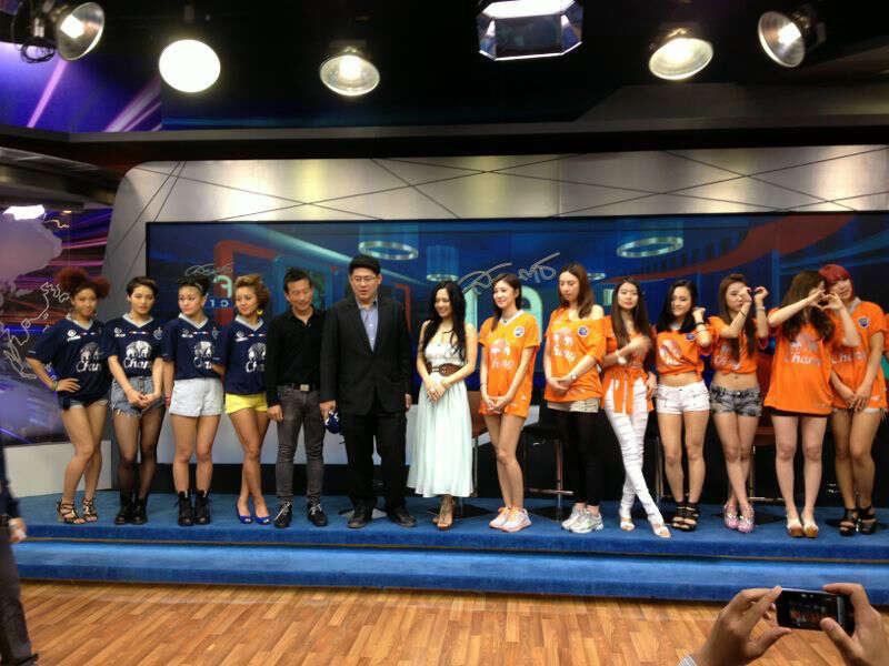 ดารากับเสื้อฟุตบอลบุรีรัมย์ :
