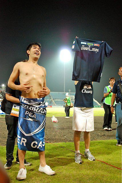 ดารากับเสื้อฟุตบอลบุรีรัมย์ :