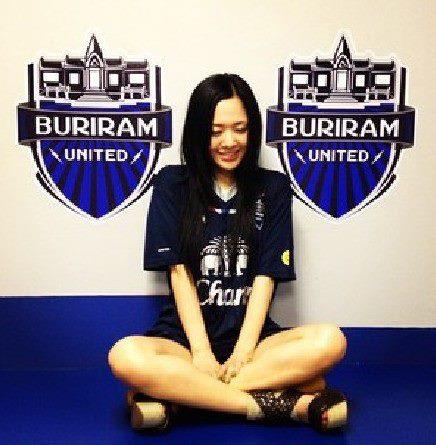 ดารากับเสื้อฟุตบอลบุรีรัมย์ :