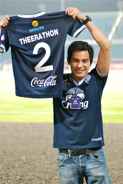 ดารากับเสื้อฟุตบอลบุรีรัมย์ :