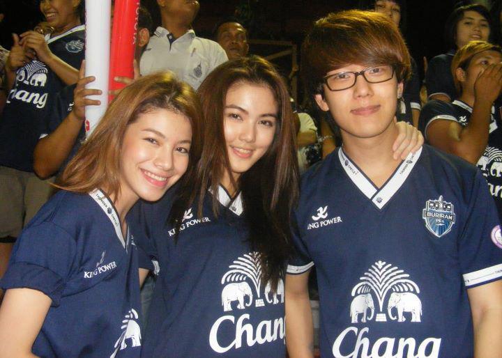 ดารากับเสื้อฟุตบอลบุรีรัมย์ :