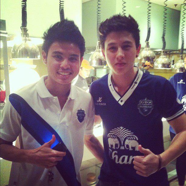 ดารากับเสื้อฟุตบอลบุรีรัมย์ :