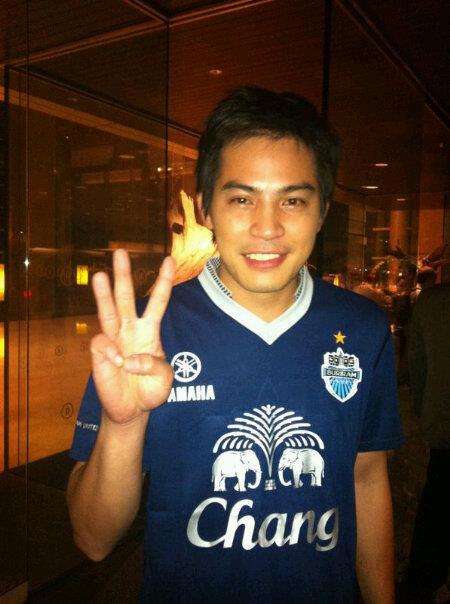 ดารากับเสื้อฟุตบอลบุรีรัมย์ :