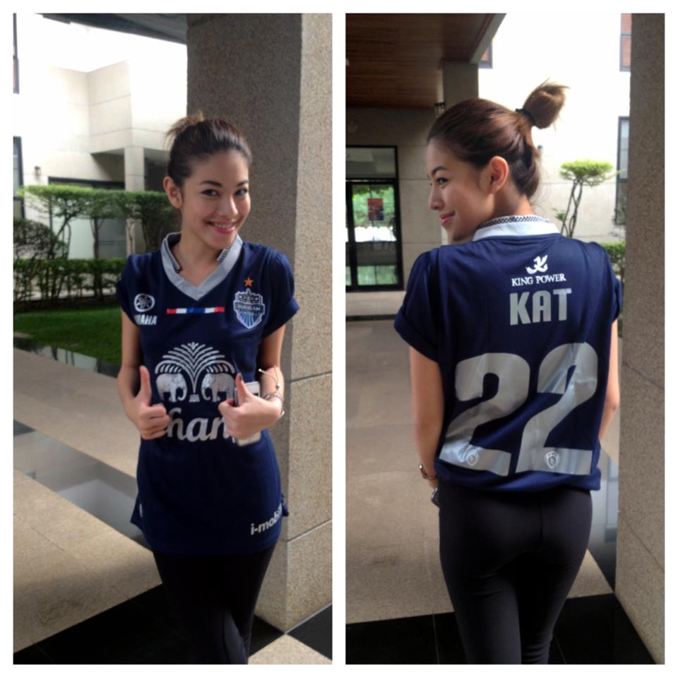 ดารากับเสื้อฟุตบอลบุรีรัมย์ :