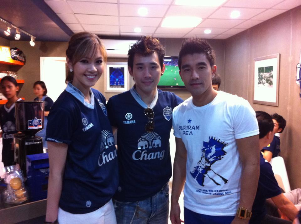 ดารากับเสื้อฟุตบอลบุรีรัมย์ :