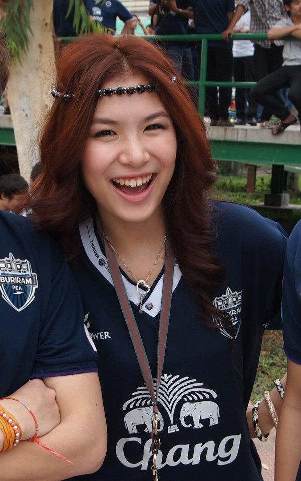 ดารากับเสื้อฟุตบอลบุรีรัมย์ :