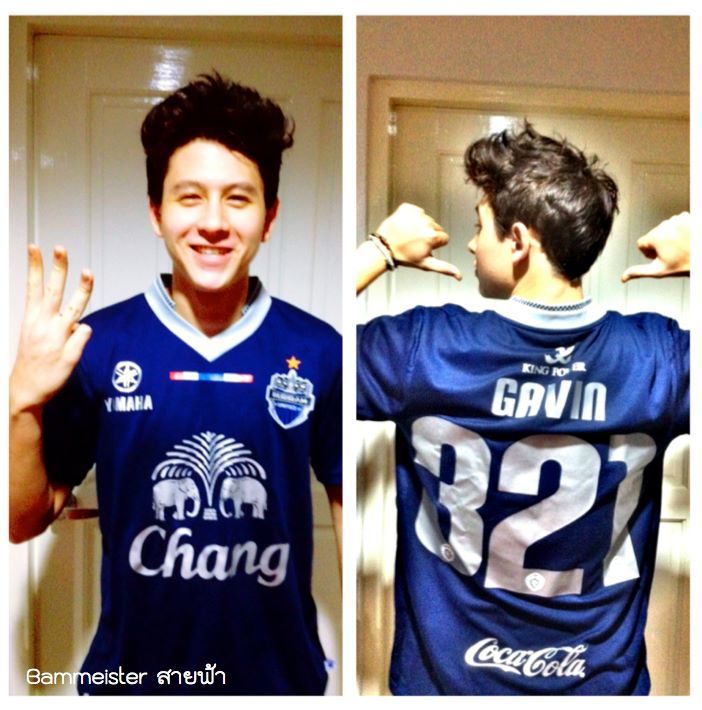 ดารากับเสื้อฟุตบอลบุรีรัมย์ :