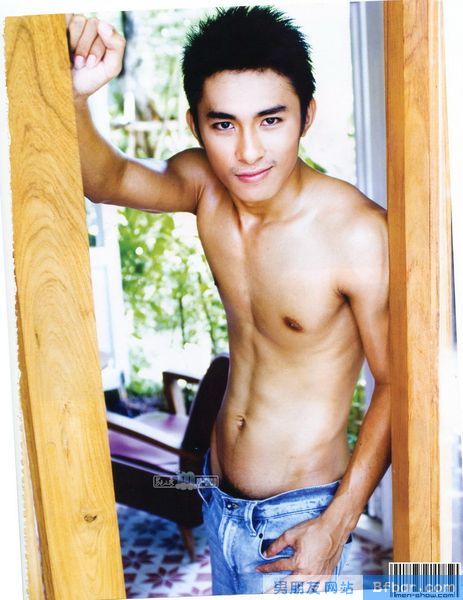หนุ่มไทยหัวใจเกินร้อย : 