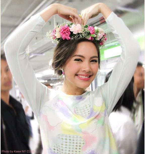 ช่วยกันเลือกดารา ญ ให้หน่อยค่ะ 2 คนนะค่ะ : 