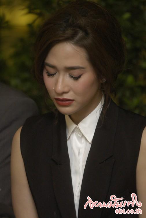 พลอย ออมาแถลงข่าว กล่าวขอโทษประชาชน แฟนคลับ และสื่อมวลชน ด้วยน้ำตานองหน้า ต่อการกระทำที่ พูดจาไม่ดี : 
