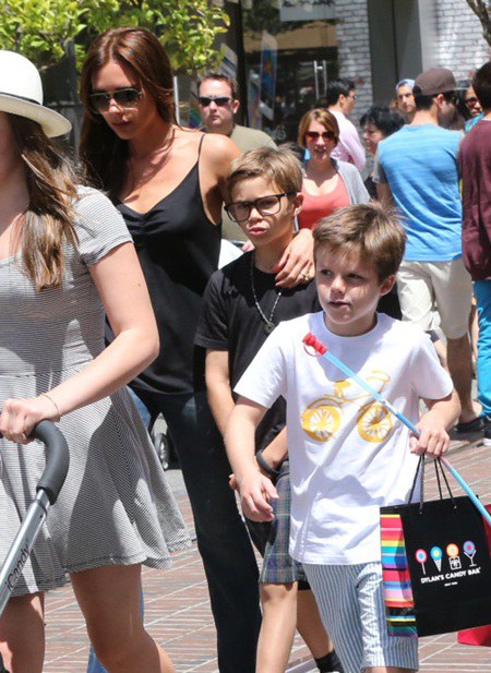 Victoria Beckham Shopping With Her Family At The Grove